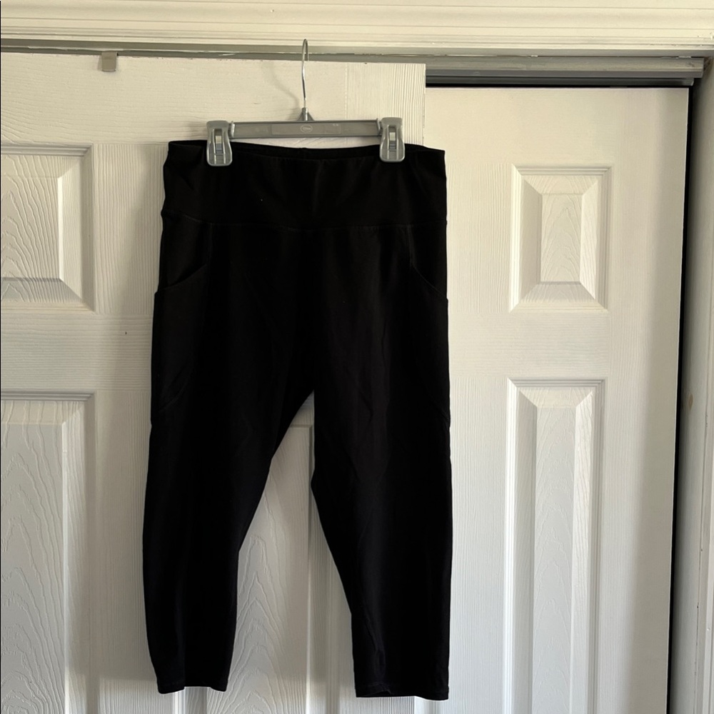 Women's Black Capri Leggings with Side Pockets - Brand Unknown
